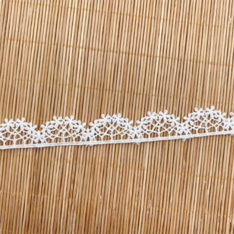 1 Yard larghezza: 1.5cm traforato piccolo fiore ricamato lacci solubile in acqua rifilatura pizzo per accessori da cucire fatti a mano (KK-646)