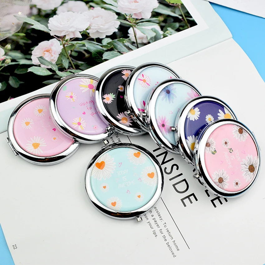 Mini specchio per il trucco pieghevole a doppio lato, specchio per toeletta ingranditore rotondo margherita carino, specchio tascabile cosmetico portatile di bellezza