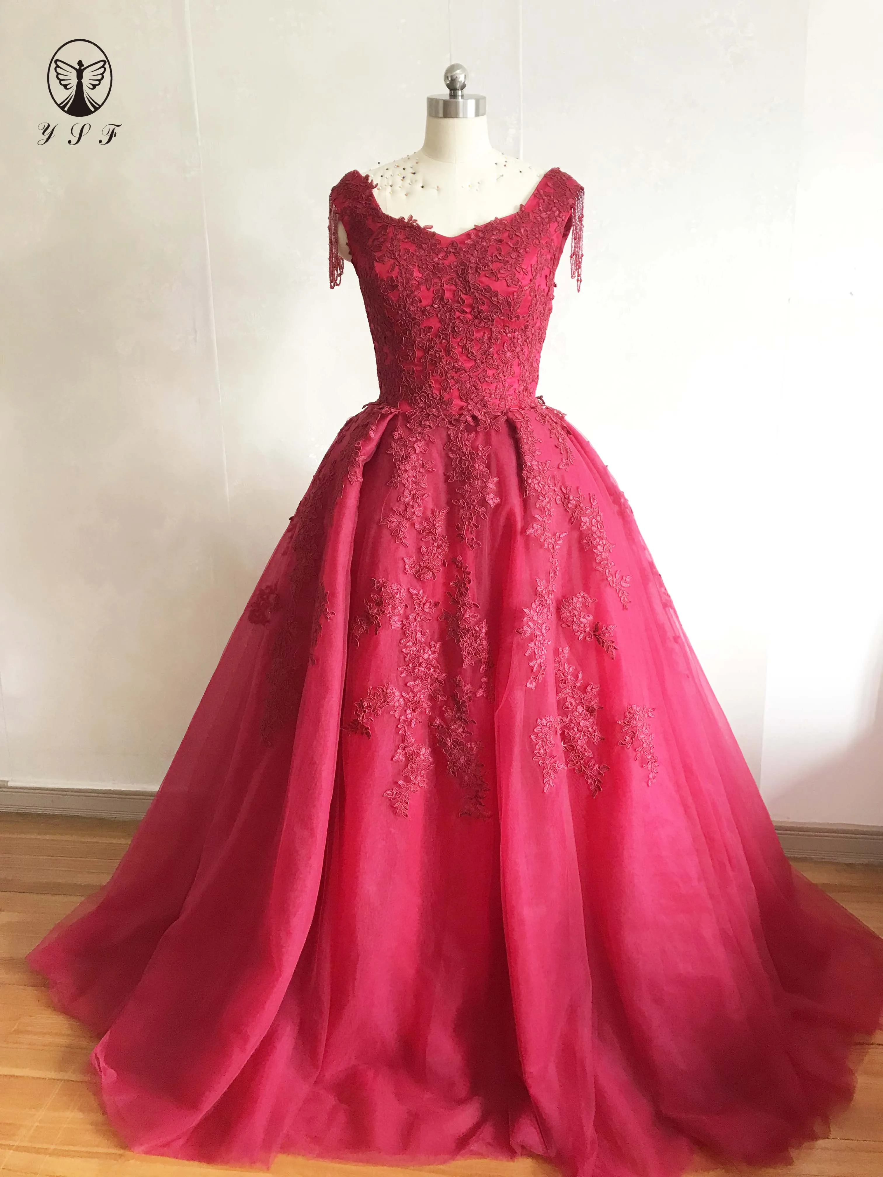 YSF ที่กําหนดเอง Burgundy Vestidos De Fiesta Juliet คอ Appliqued ลูกไม้ประดับด้วยลูกปัดพู่จีบชุดราตรีสาย