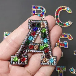 26 inglese Lettere di Strass Colorati Toppe E Stemmi Per I Vestiti A-Z Alfabeto Di Cristallo Applique Ferro Su Capi di Abbigliamento Toppe E Stemmi FAI DA TE Nome Del Mestiere