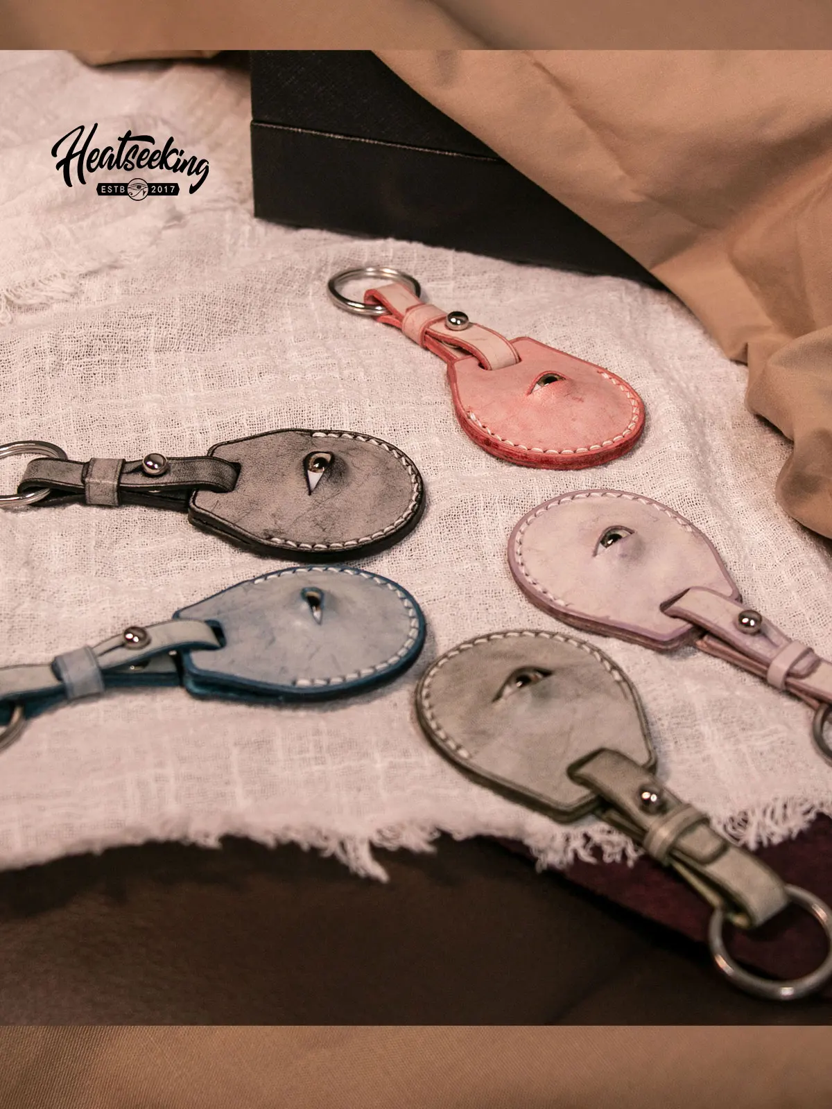 حافظة واقية من الجلد لغطاء مفتاح AirTag مع سلسلة المفاتيح لابل Airtags قذيفة سلسلة مفاتيح جلدية مضحكة