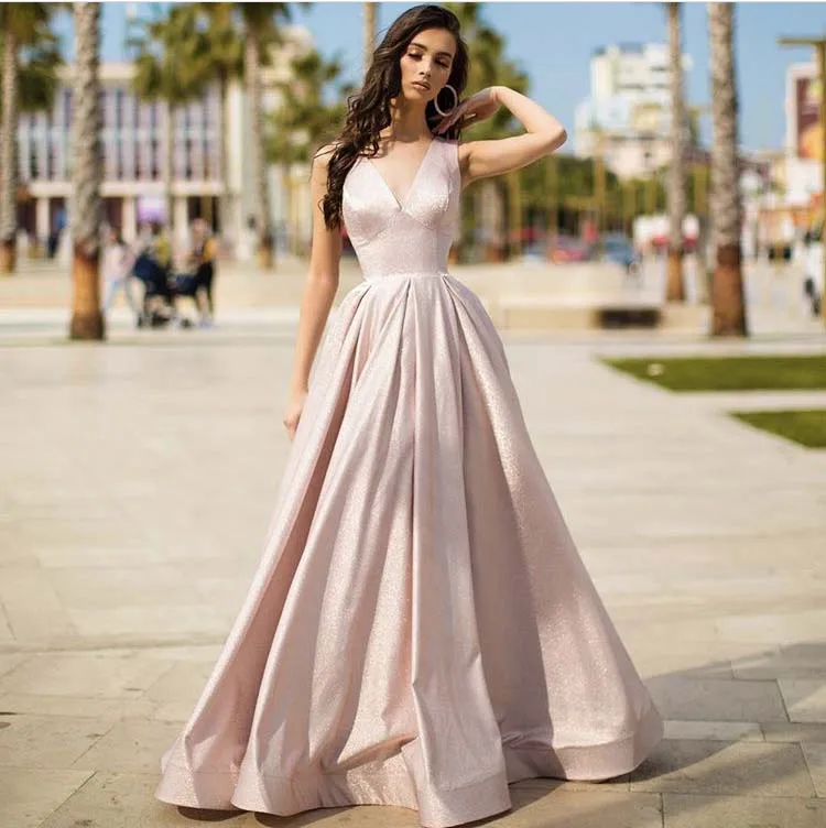 Vestido de dama de honor sencillo, pero elegante, con escote en V profundo, sin mangas, plisado, línea A, largo hasta el suelo