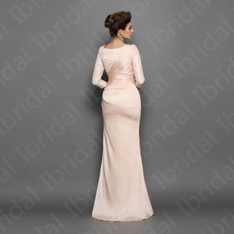 2023 Elegant Blush Pink Lace Mother of the Bride Dresses Jewel Neckline Floor Length Wedding Party Gowns Three Quarter Sleeves