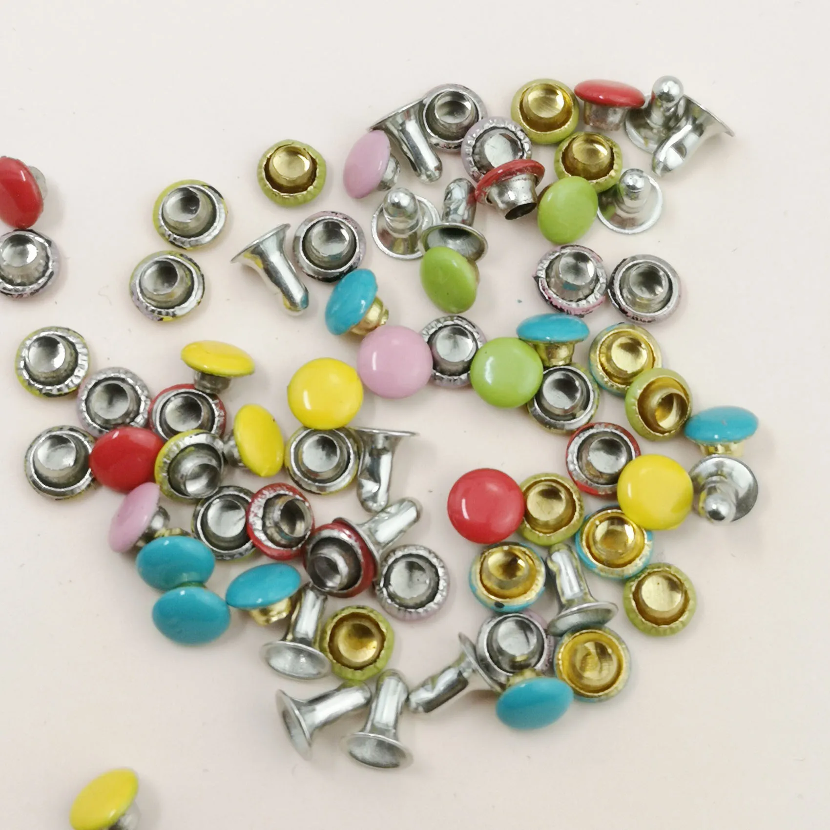 20pcs มินิ BJD อุปกรณ์เสริม 3/4 มม.ตุ๊กตา DIY ทำด้วยมือเด็กทารกเสื้อผ้ามินิทองเหลือง rivets เล็บเห็ดสำหรับตุ๊กตา