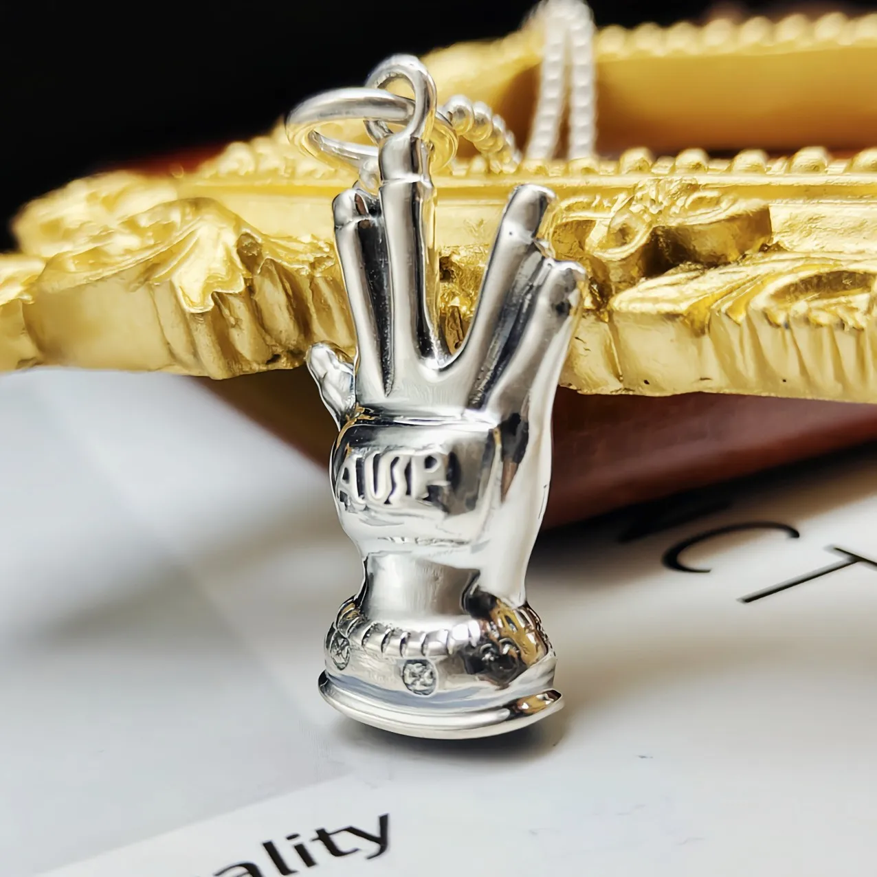 National standard new s925 sterling silver fashion retro victory hip-hop gesture pendant