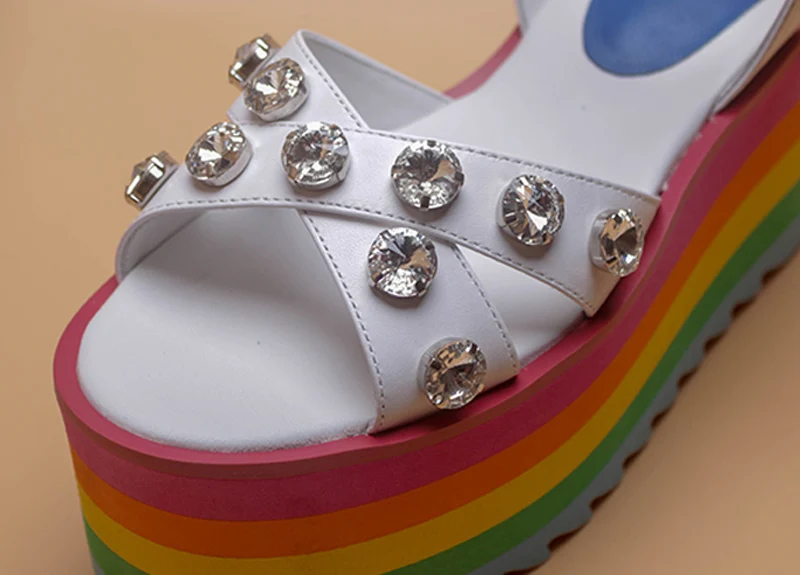 Estate arcobaleno Platform Sole sandali con gemme bottoni con strass bottoni in pelle bianca con zeppa scarpe donna sandali stile roma
