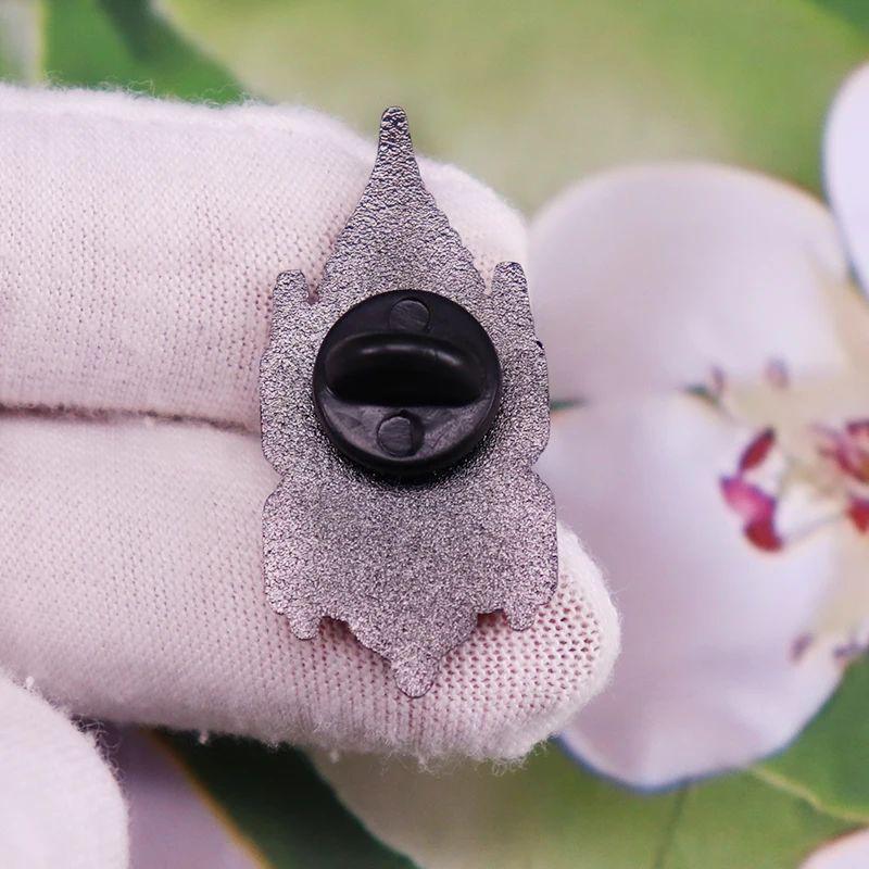 السحرية الأسود الأحمر البيت المينا دبوس القوطية بروش شارة مجوهرات الأزياء اكسسوارات