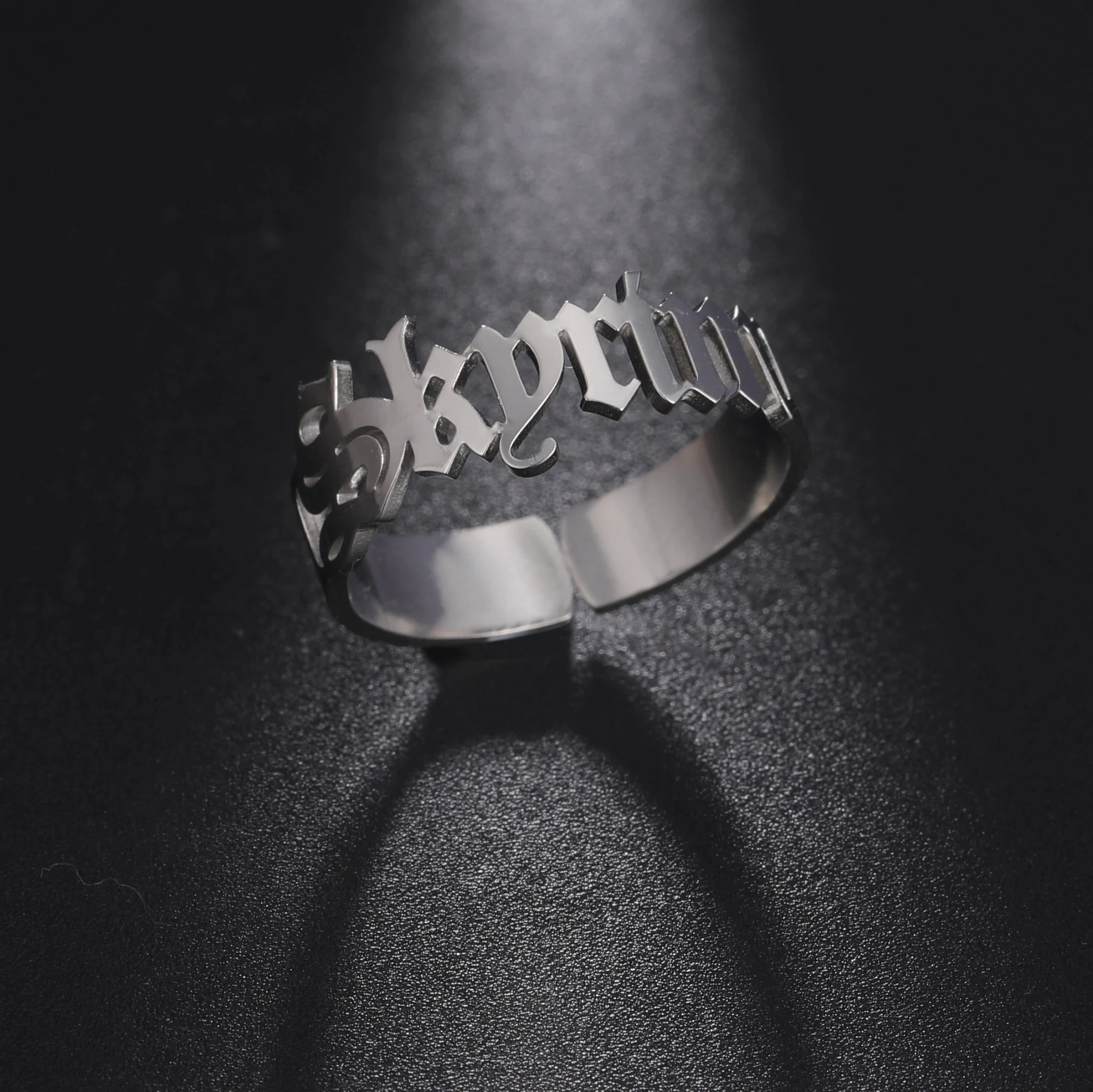 Sipuris Personalisierter Namensring aus Edelstahl, Maßgefertigter Ring für Frauen und Männer, Einzigartiger Schmuck, Paarring für Hochzeiten – Detail 13