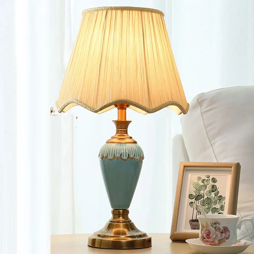 Vintage Ceramic Table Lamp American Luxury Bedside Desk Light with Pleated Fabric Lampshade for Bedroom Living Room Decor