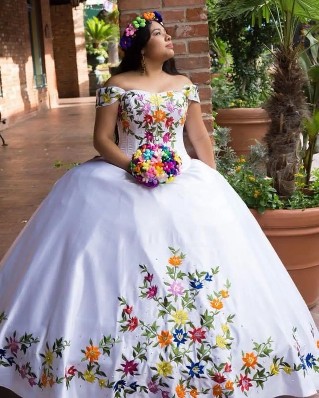 2023 bunte Blumen Weiß Weg Von der Schulter Günstige Quinceanera Prom Kleid mit Capped Ärmeln Gestickte Süße 15 16 XV Kleider