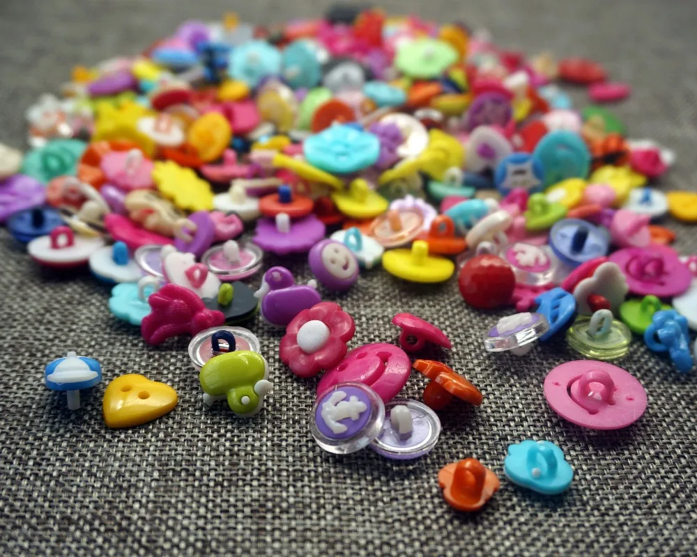 50PCS 60-80PATTERNS MIXED RANDOMLY CARTOON button for KIDS clothes accessory CRAFTS