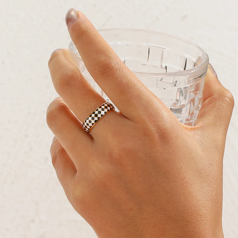 E.B.belle Stal nierdzewna Fine Polished Small Black White Enamel Checker Ring Tarnish Free Woman New Y2K Jewelry Black Ring