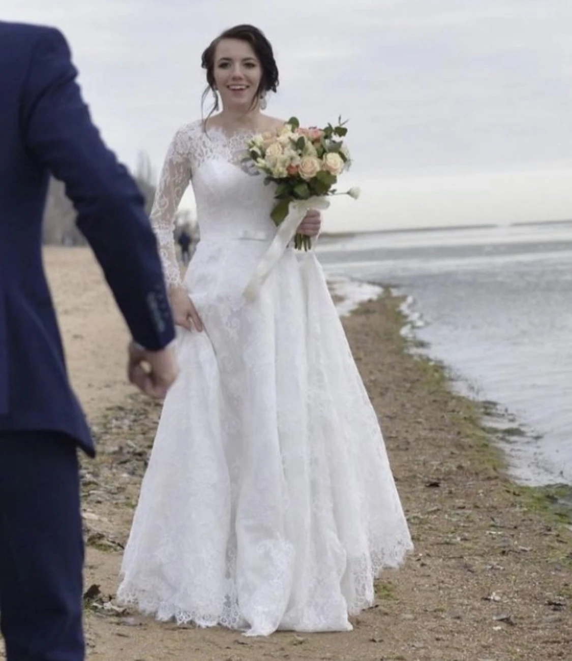 Robe de mariée A-Line O-Neck, manches longues, appliques en dentelle, ceintures, nœud, bouton, dos, longueur au sol, train, magnifique robe de mariée personnalisée