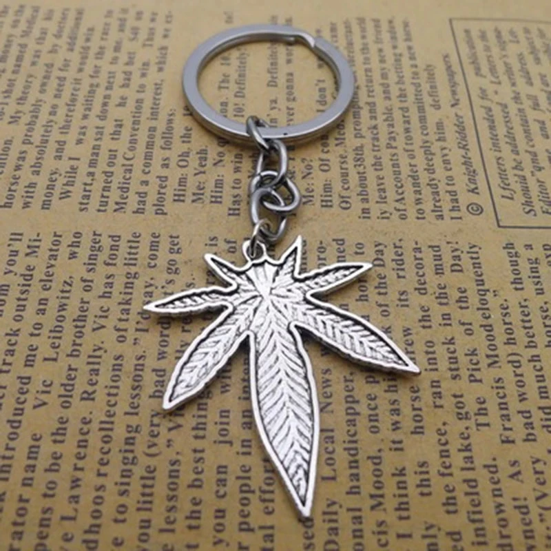 Retro New Fashion Keychain Alloy Large Maple Leaf Keychain Pendant Antique Silver Friends Jewelry Gift Keychain