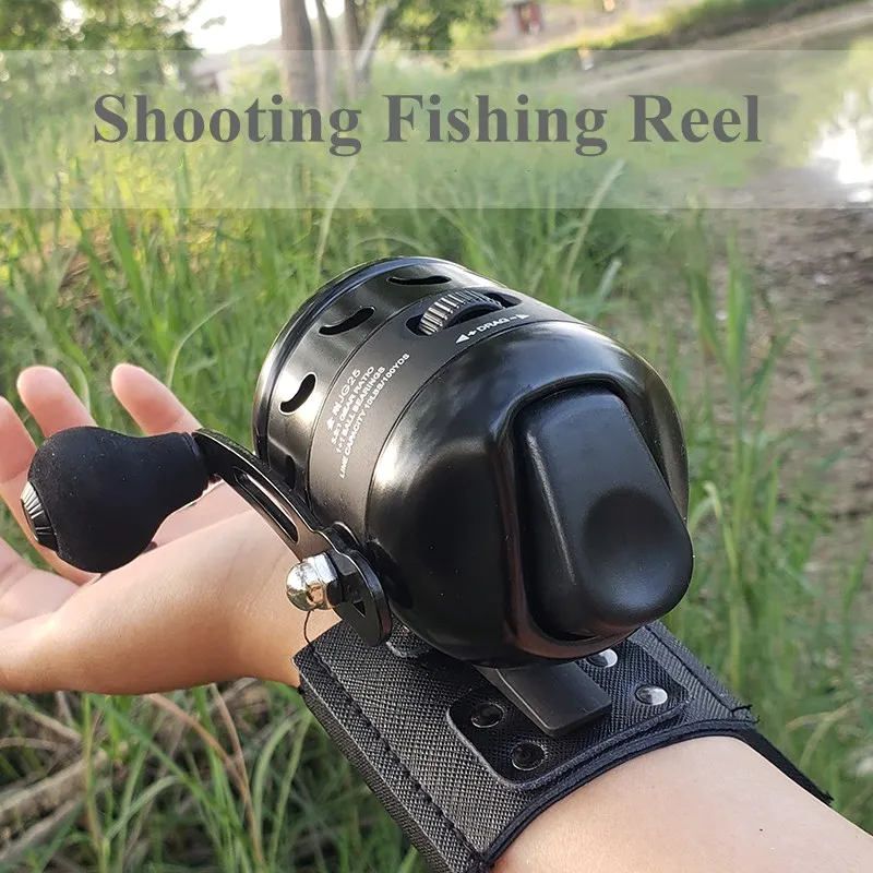 

Metal Slingshot Shooting Fish Reel Outdoor Sea Fishing Gear Tools Fish Wheel Closed Fishing Reel with Protective Gloves 3.3:1