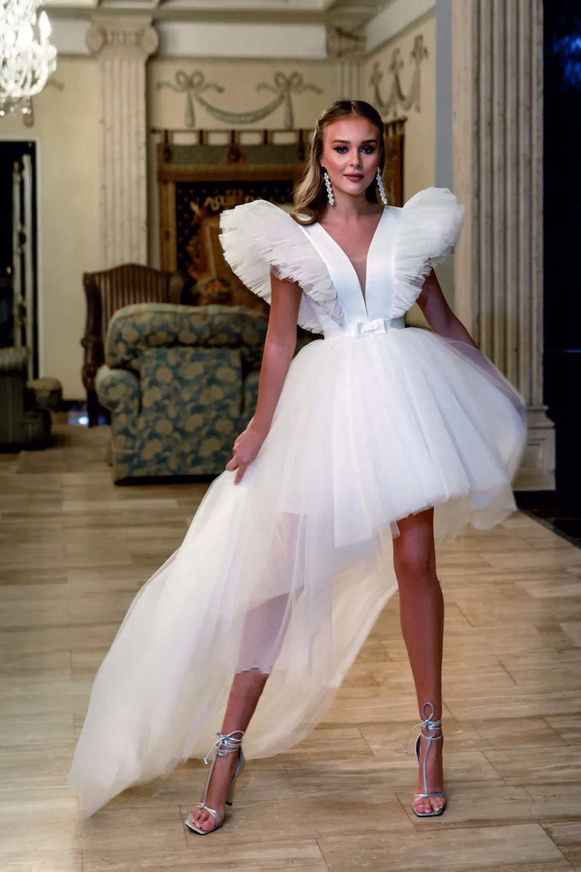 Abito da sposa in Tulle bianco con volant scollo a v su misura corto anteriore lungo posteriore abiti da ballo abito da ballo abito da fidanzamento lungo treno