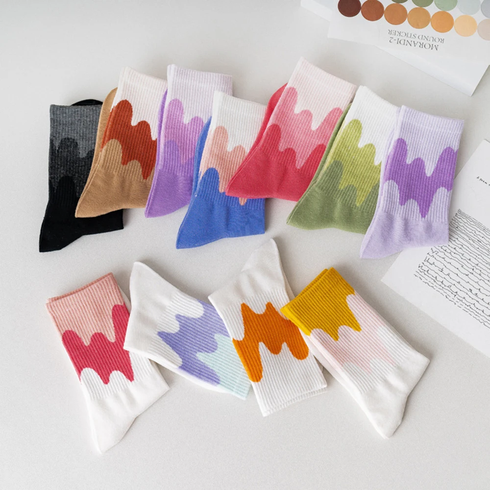 3 Paar Frauen Gradient Eis Socken süße Welle gestreift personal isierte Mittel rohr lange Socken Street Fashion Milch Baumwoll socken