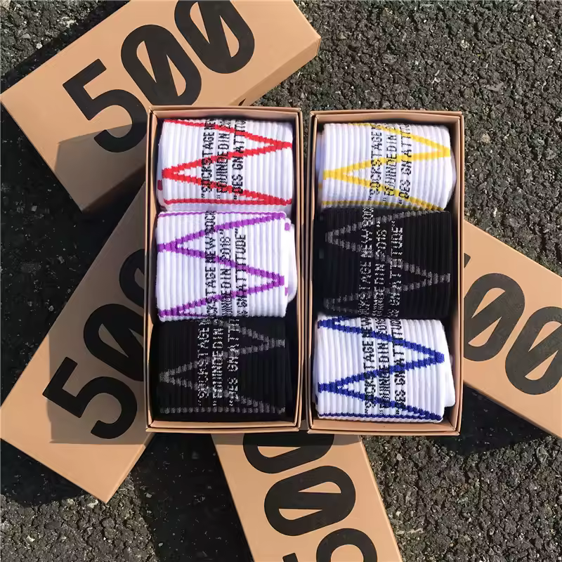 3 paia/scatola calzini da uomo nuova moda autunnale firmati congiunti skateboard sport bianco/nero tendenza amanti dell'hip hop calzini di cotone