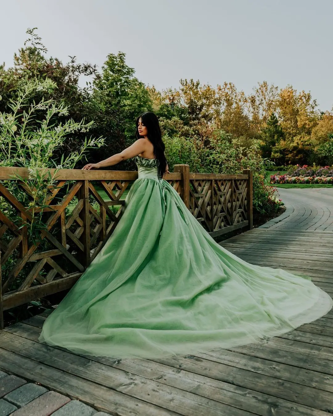 Vestido Floral verde sin tirantes con cordones en la espalda, vestido de baile en capas de tul, vestidos de noche con tren, elegante vestido de boda