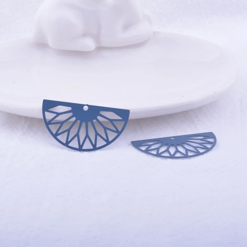 50 Stück AC11362 16*30mm Halbrunde Blumenanhänger Filigran Ausgehöhlter Anhänger DIY Schmuck Ohrring Herstellung – Detail 10