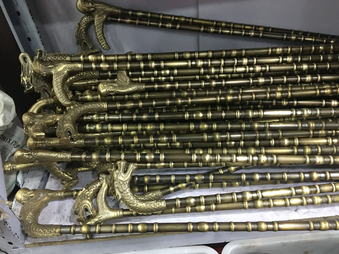 21 styl brązowy metalowy kula zawiera odpinany pomyślny zwierzęcy uchwyt Totem długość 90 ~ 100cm wielofunkcyjny słup wspinaczkowy