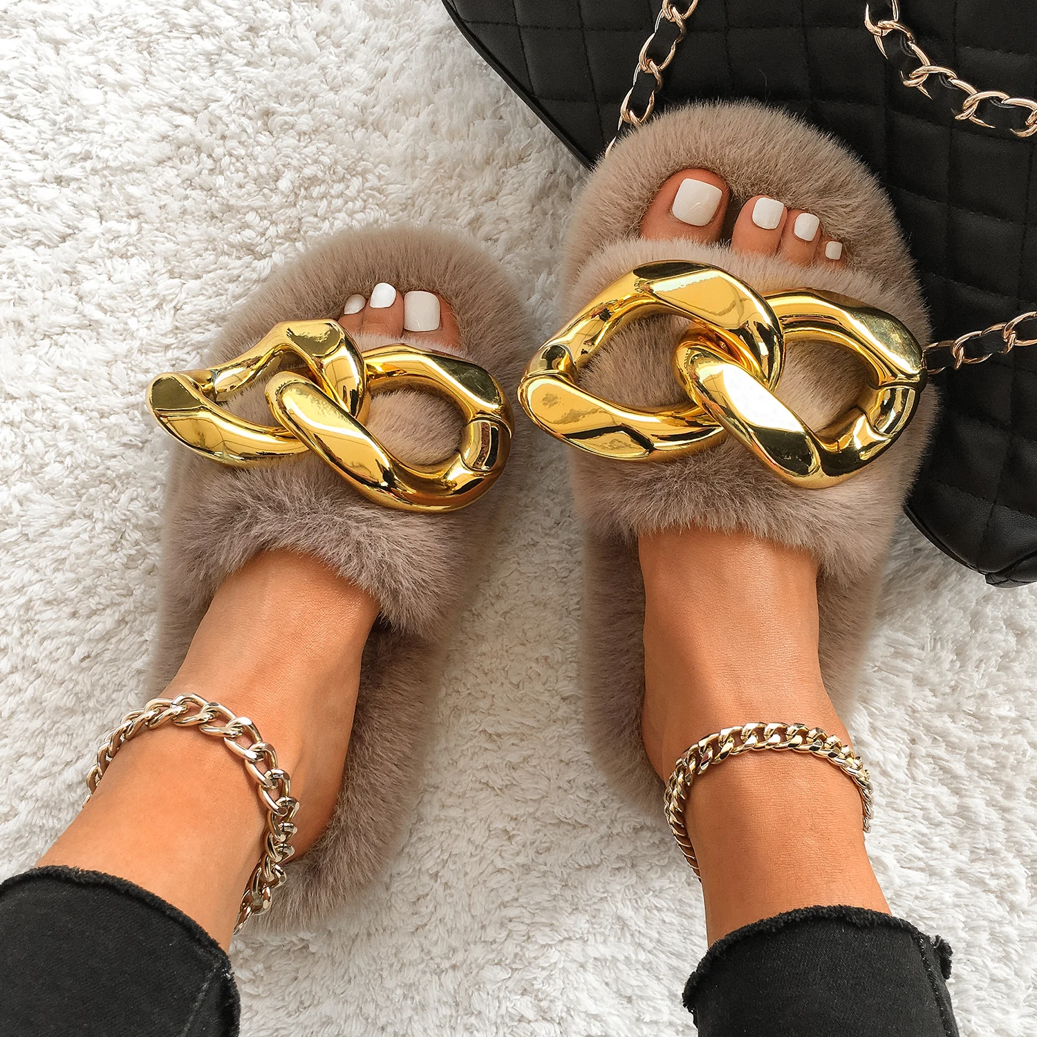 Furry Fur Slides Gold Chain Plush Slippers Fluffy Flip Flops Designer Faux Fur Slippers Cozy Slip On Flats Women\'s Fashion Shoes