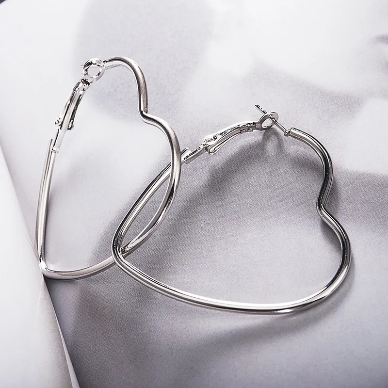 Exaggerated Charm Heart Cutout Earrings Sweet Temperament Gold Line Love Fashion Earrings Women And Girls Wholesale
