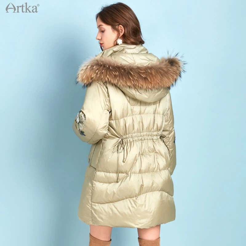 ARTKA-abrigos de plumón de pato blanco 2020 para mujer, Parka larga con capucha y cuello de piel de mapache, bordado elegante, novedad de invierno,