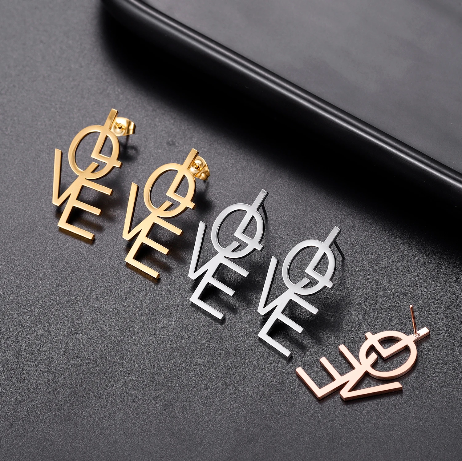 Pendiente de acero inoxidable personalizado para mujer, colgante de amor, pendientes con letras en negrita, perforados, ostentosos, dorados o plateados