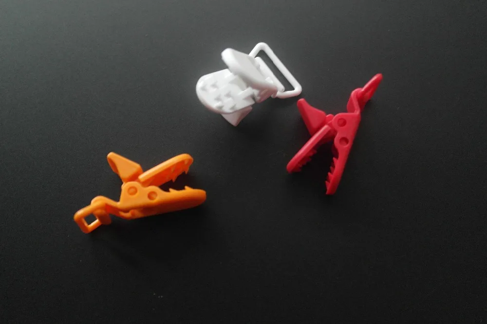 Sutoyuen 40 Stück Hot D-Form Kam Kunststoff-Schnullerclips Kunststoff Baby Schnuller Schnuller Hosenträgerkette Halter Clips für 20 mm Band – Detail 9