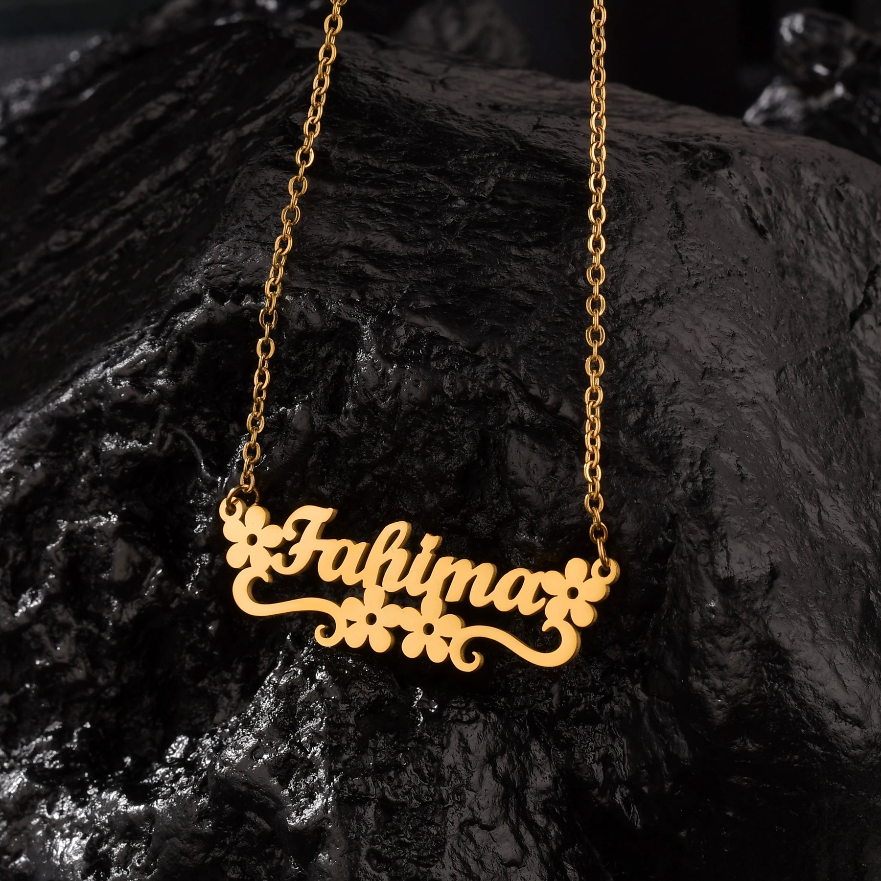 Akizoom Custom Name Necklace Gold Color Nameplate Pendant Stainless Steel Chain Bottom Flower Jewelry for Women Customized Gift