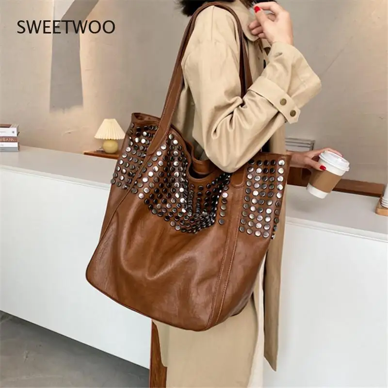 Women\'s Western-style texture large-capacity rivet simple bucket bag match everything fashion 2021