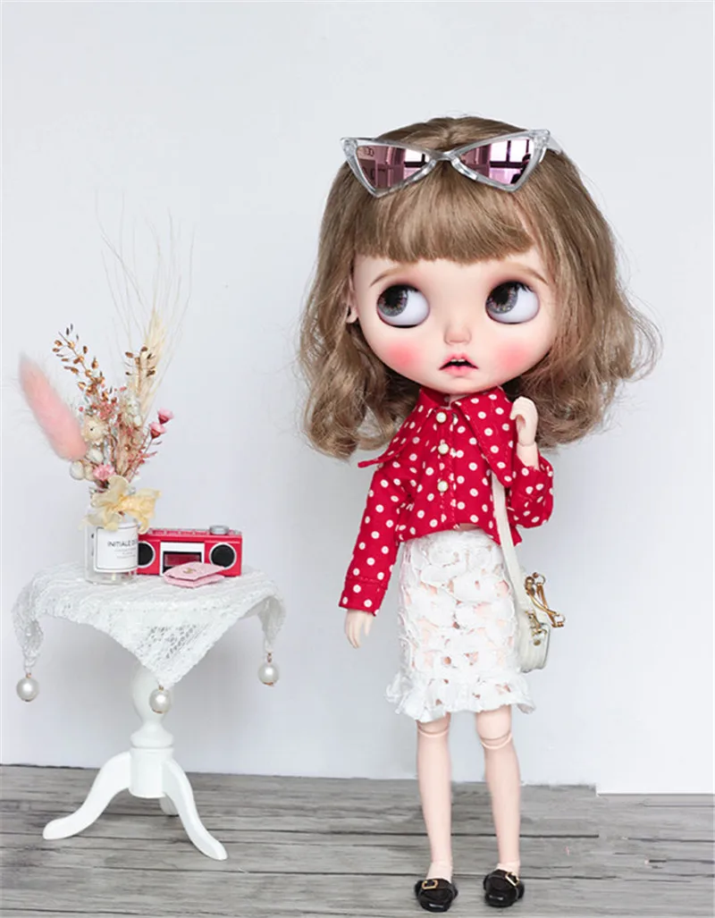 

Blythes doll dress fits well with the new 1/6 size polka-dot shirt with triangular neck in two colors of navy blue and red