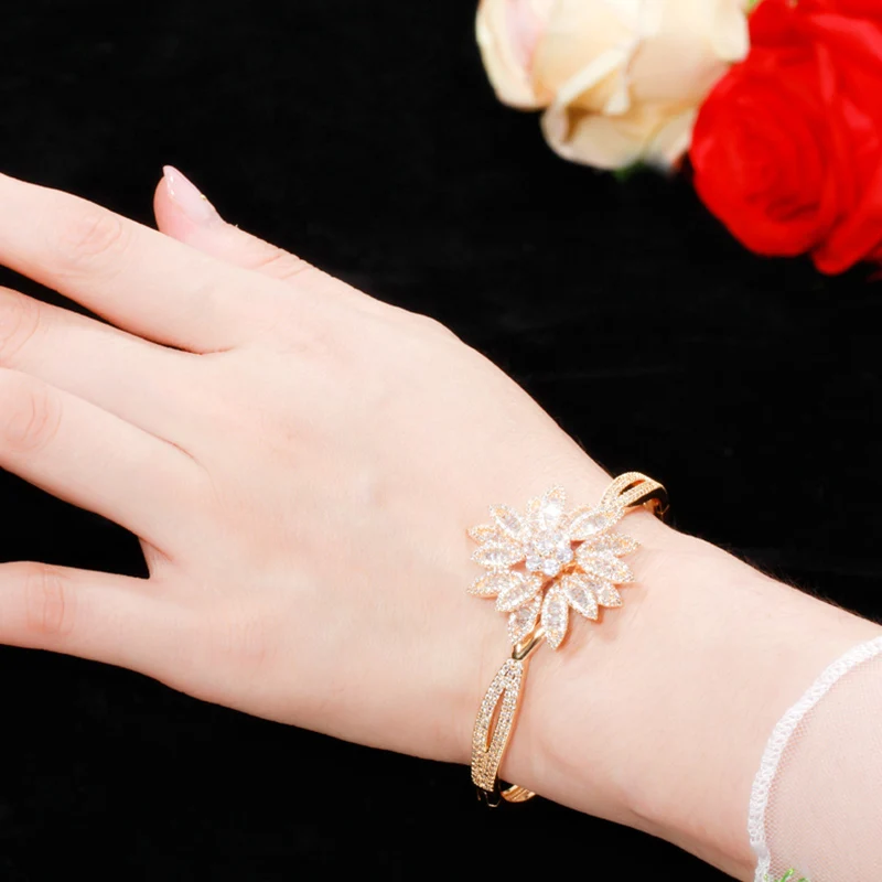 Pera High Quality CZ Stone Setting Indian Gold Color 3D Big Flower Charm Round Bracelet Bangles for Women Wedding Jewelry Z052