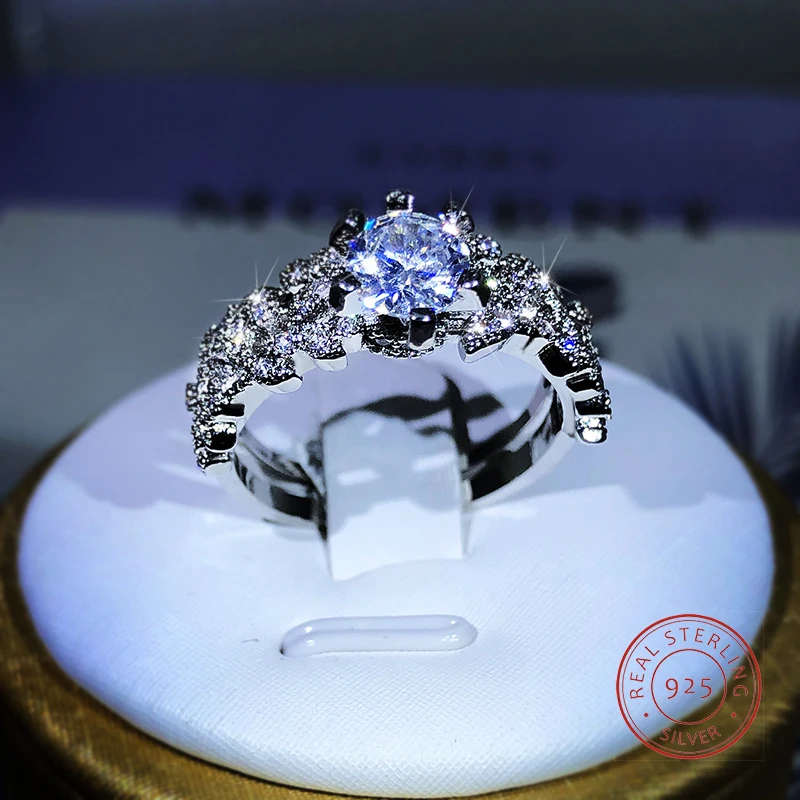 

Женское вечерние кольцо из серебра 925 пробы с фианитами