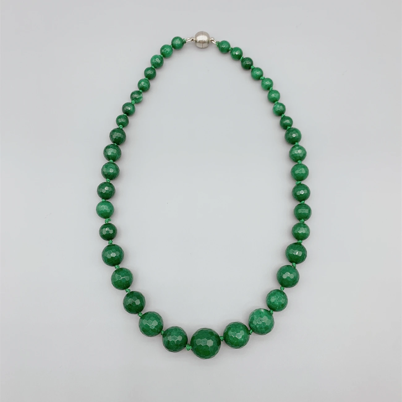 

FoLisaUnique Gradual Sizes Faceted Cut Natural Green Agate Necklace For Women Gift Magnet Clasp Classic Casual Jewelry