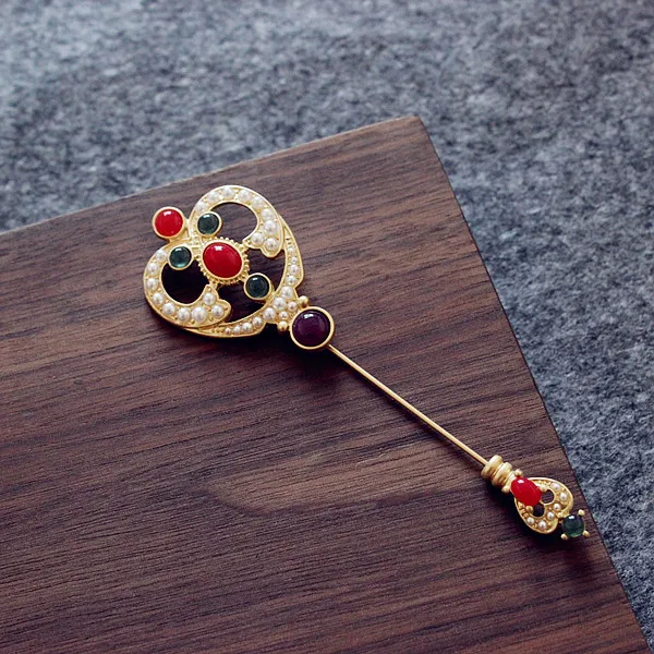 HUANZHI 2020 Baroque Rhinestones Vintage Gold Color Metal Crystal Imitation Pearls Flower Scepter Brooch Pin for Women Jewelry