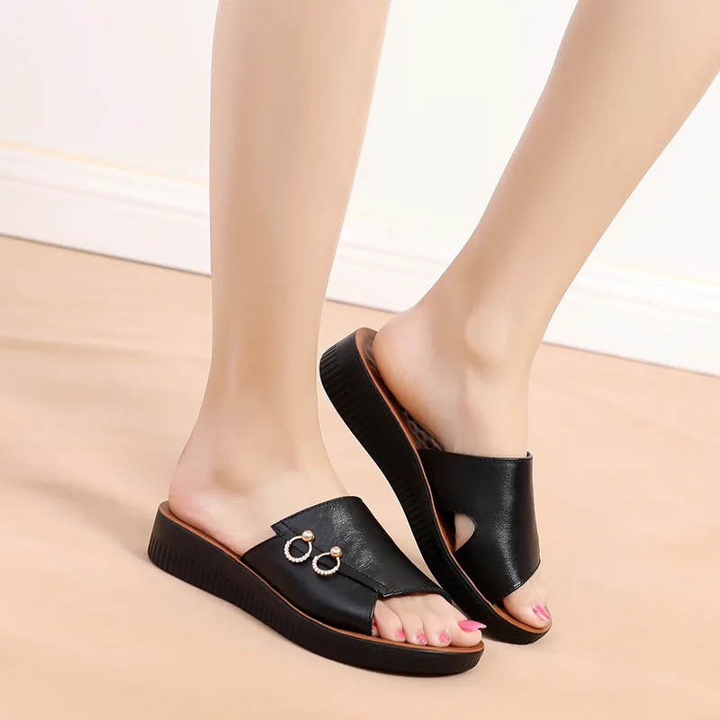 New summer mom sandals and slippers middle-aged soft bottom comfortable leather thick bottom non-slip outer wear female slippers