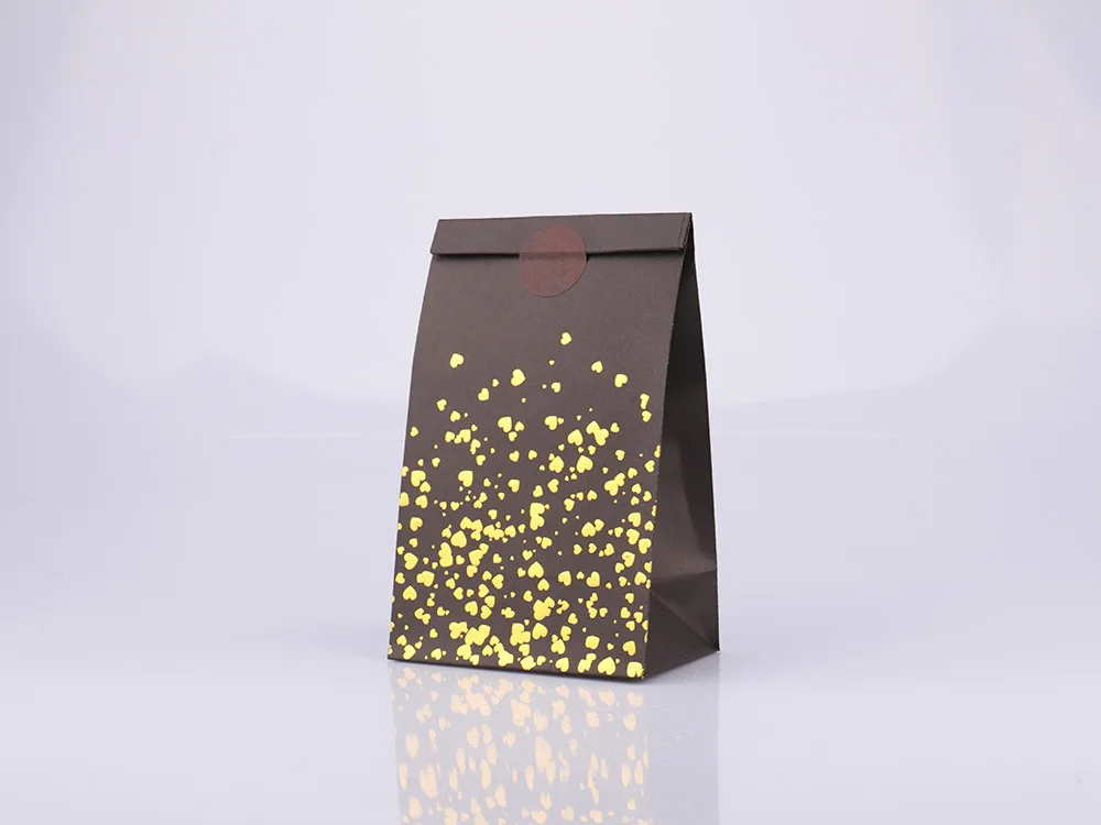 Regali Di San Valentino in Sacchetti Di Carta Immagine Stock - Immagine