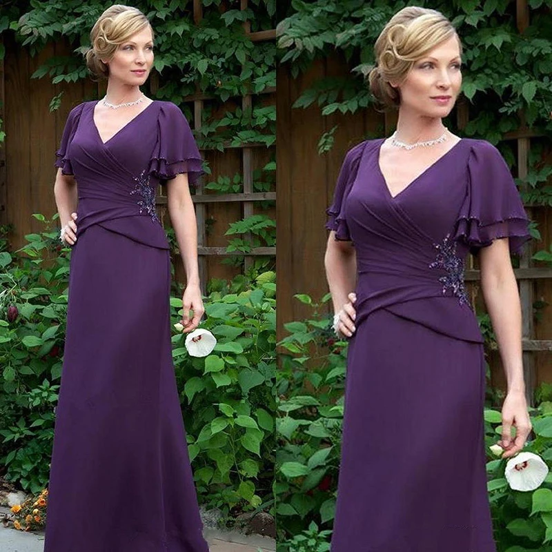 Dunkellila Kleider für die Brautmutter, Chiffon, V-Ausschnitt, Perlen, gerüscht, kurze ausgestellte Ärmel, bodenlang, formelles Abendkleid