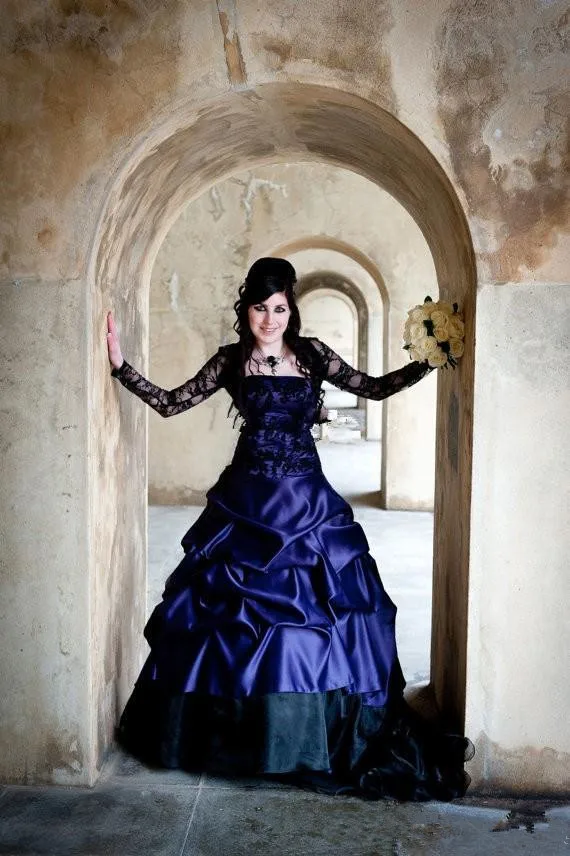 Victorian gótico plus size vestidos de noiva de manga longa roxo e preto babados cetim vintage espartilho strapless laço vestido de noiva