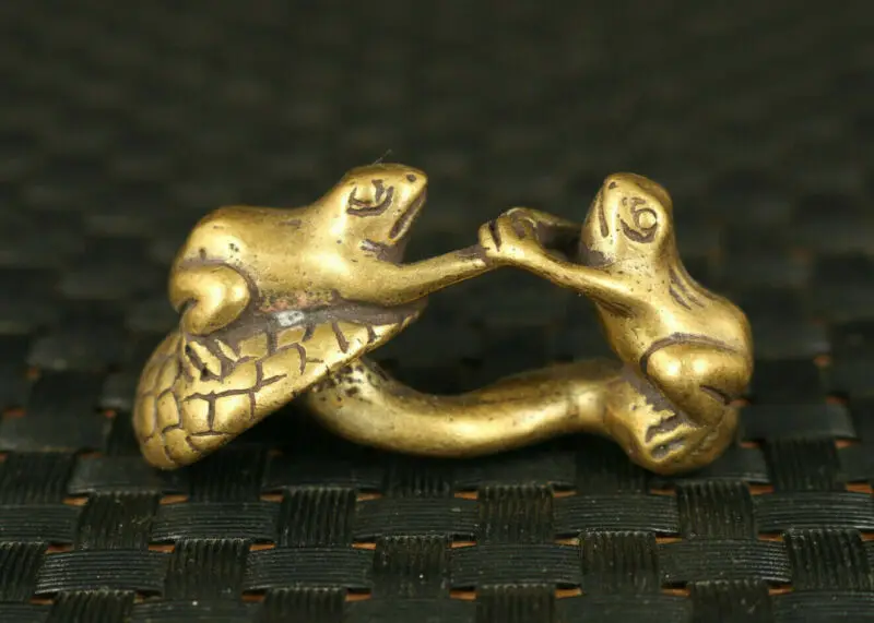 

Китайская старинная Бронзовая статуя лягушки ручной резьбы netsuke украшение для чайного подноса gift