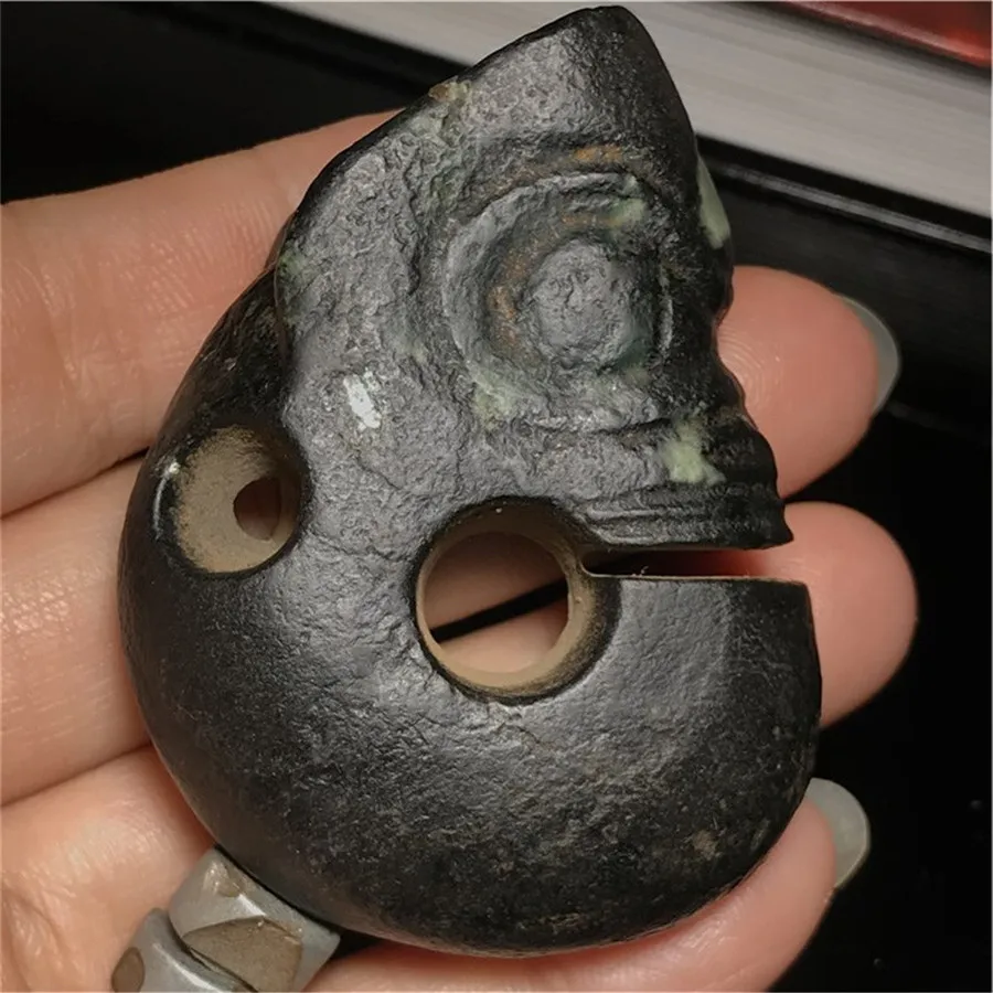 Large magnetic field black-skinned magnetite iron meteorite Hongshan Jade Pig Dragon pendant handle