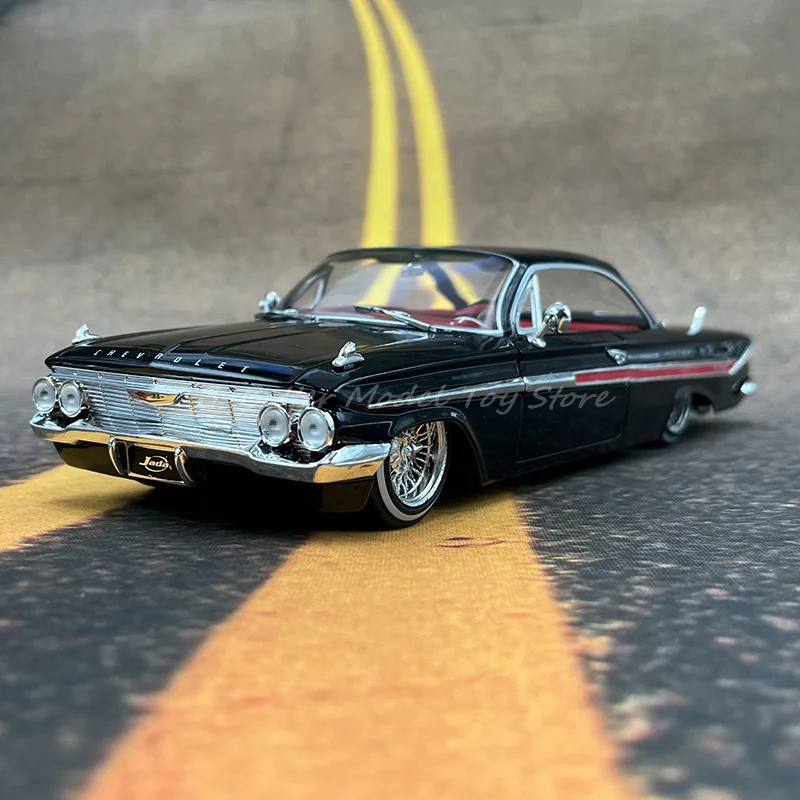 1:24 Diecast Car Model Toy 1961 Chevy Impala Miniature Vehicle Replica Collector Edition