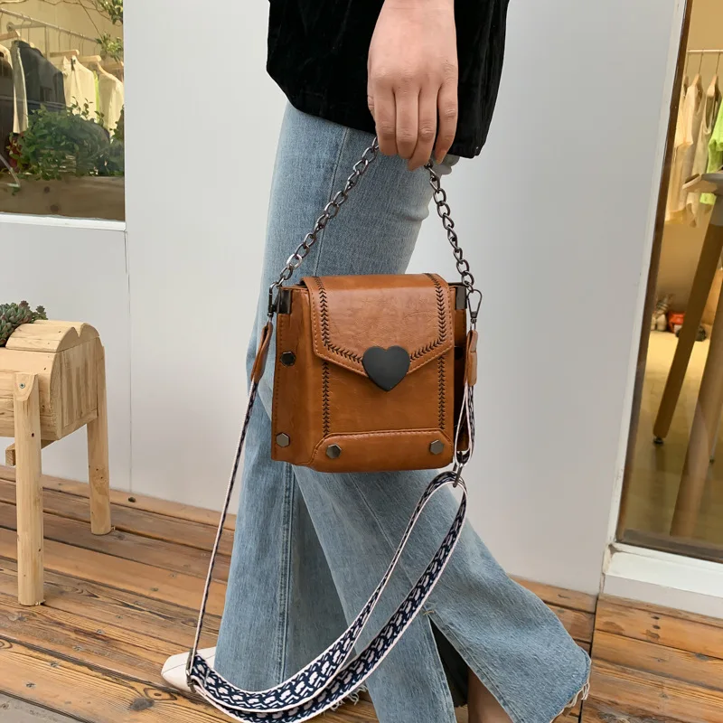 Bolsa de ombro de couro PU para mulheres, fechadura em forma de coração, bolsa crossbody retrô de qualidade