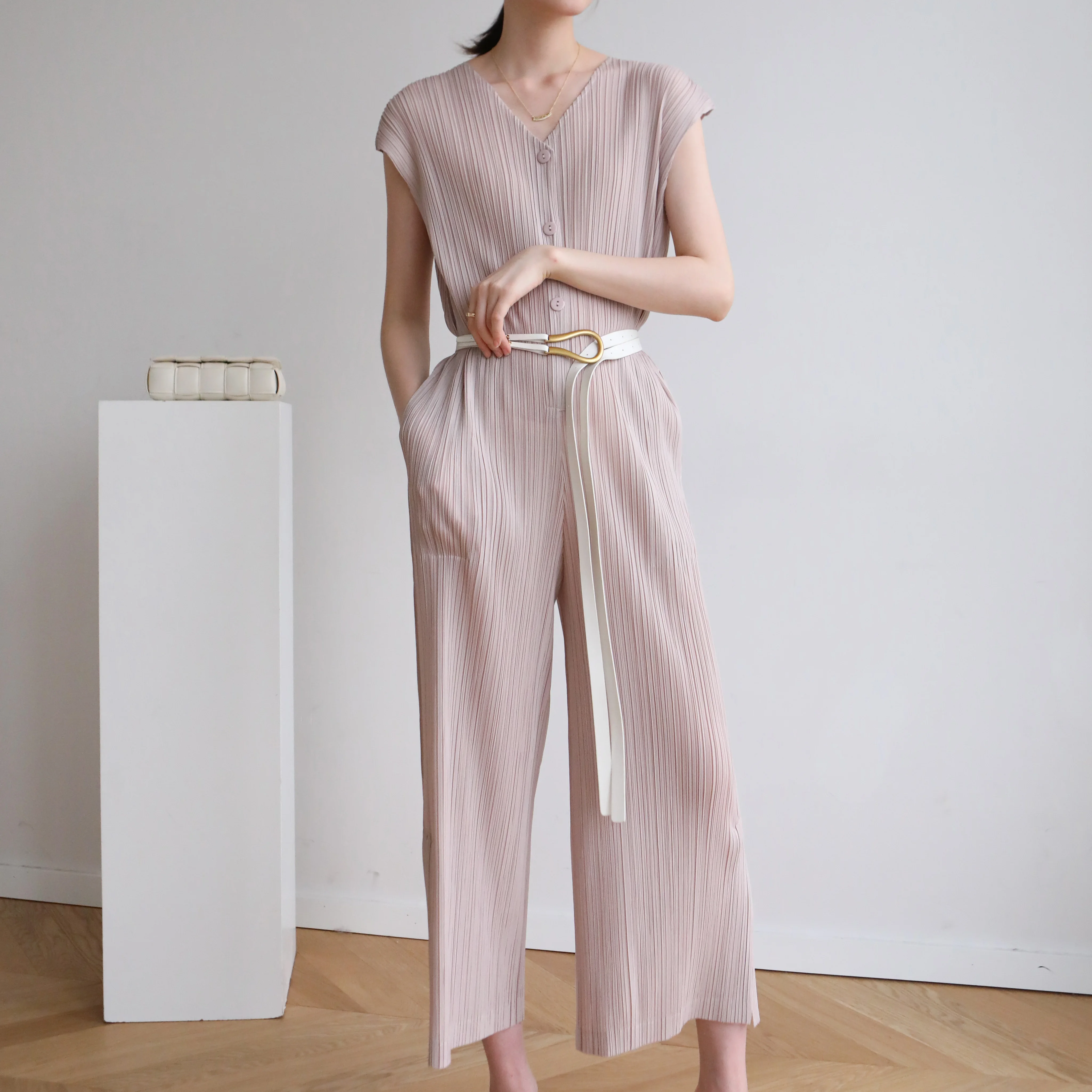 The manufacturer directly supplies summer style Miyake pleated light luxury V-collar western-style large size slim slim jumpsuit