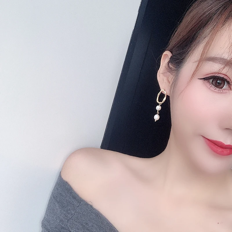 Women earrings fashion sense earrings temperament senior asymmetry natural pearl earrings fashion stud earrings image 3