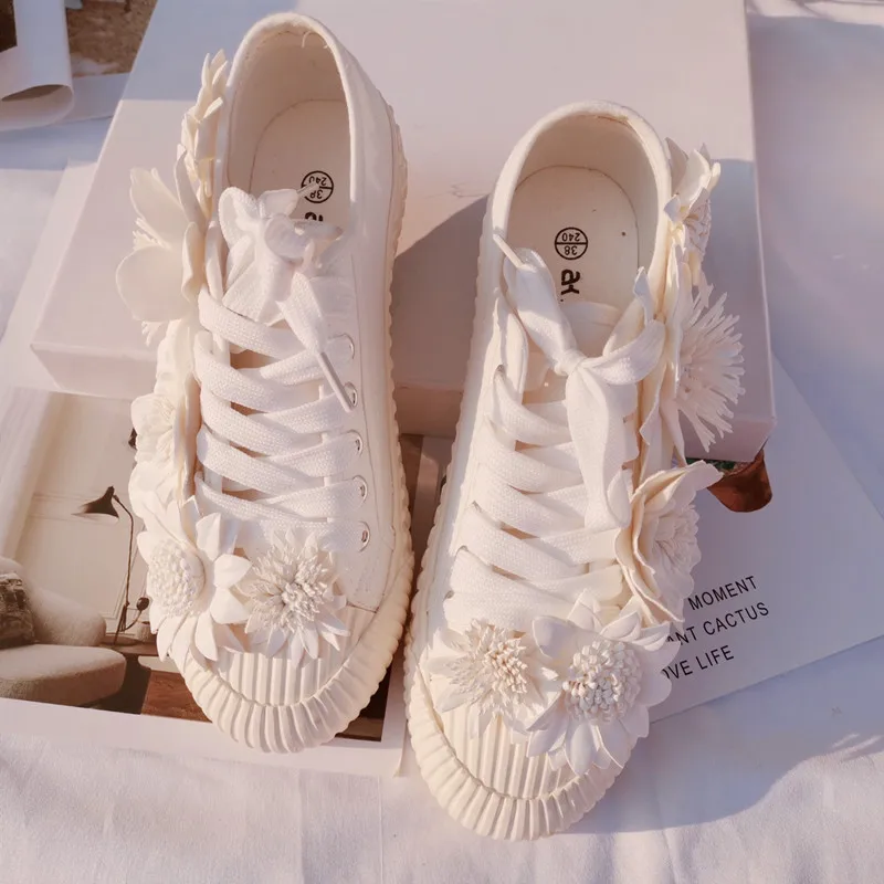 Słodki kwiat białe płótno kobiet Sneakers przypadkowi buty damskie ślubne mieszkania 2021 wiosna moda kobieta trenerzy tenis Femme