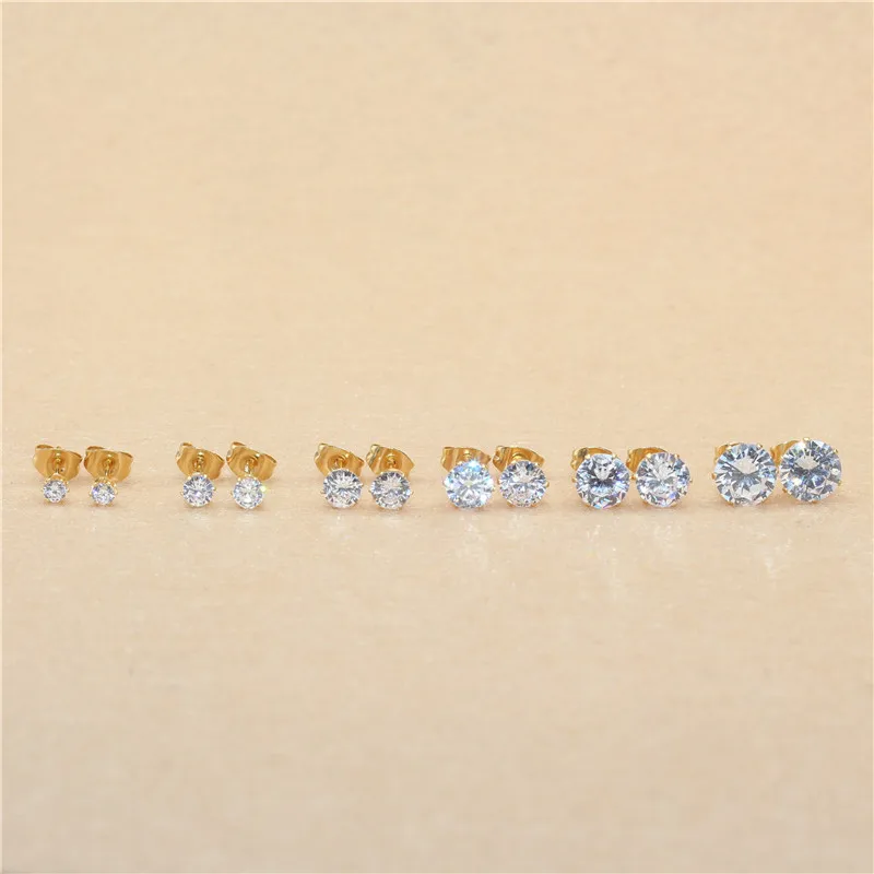 Klassische Ohrstecker aus Edelstahl, weiß, mit AAA-runden weißen Zirkonia-Steinen, 3 mm. – Detail 5