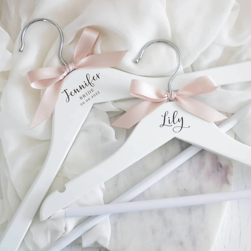 White Solid Wood Hanger Custom Bridesmaid Wooden Hanger Non-slip Engraved Bridal Wedding Dress Hangers with Bow Modern Simple